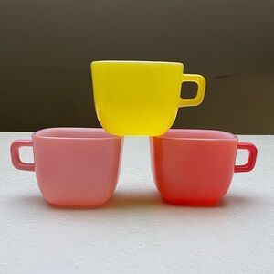 READ! Three vintage milk glass mugs Lipton